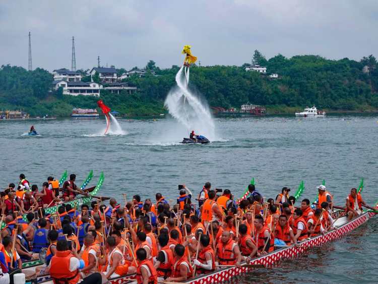 包含传统赛龙舟，水上团结力量的象征的词条